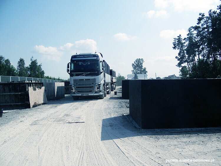 Transport szamb betonowych  w Strumieniu